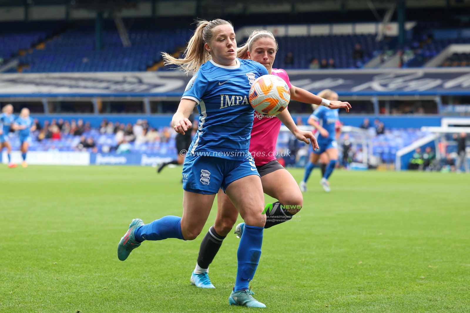 Harriet Scott #3 of Birmingham City controls the ball during the The Fa Women's Super League match Birmingham City Women vs Coventry United Women at St Andrews, Birmingham, United Kingdom, 25th September 2022

(Photo by Simon Bissett/News Images)