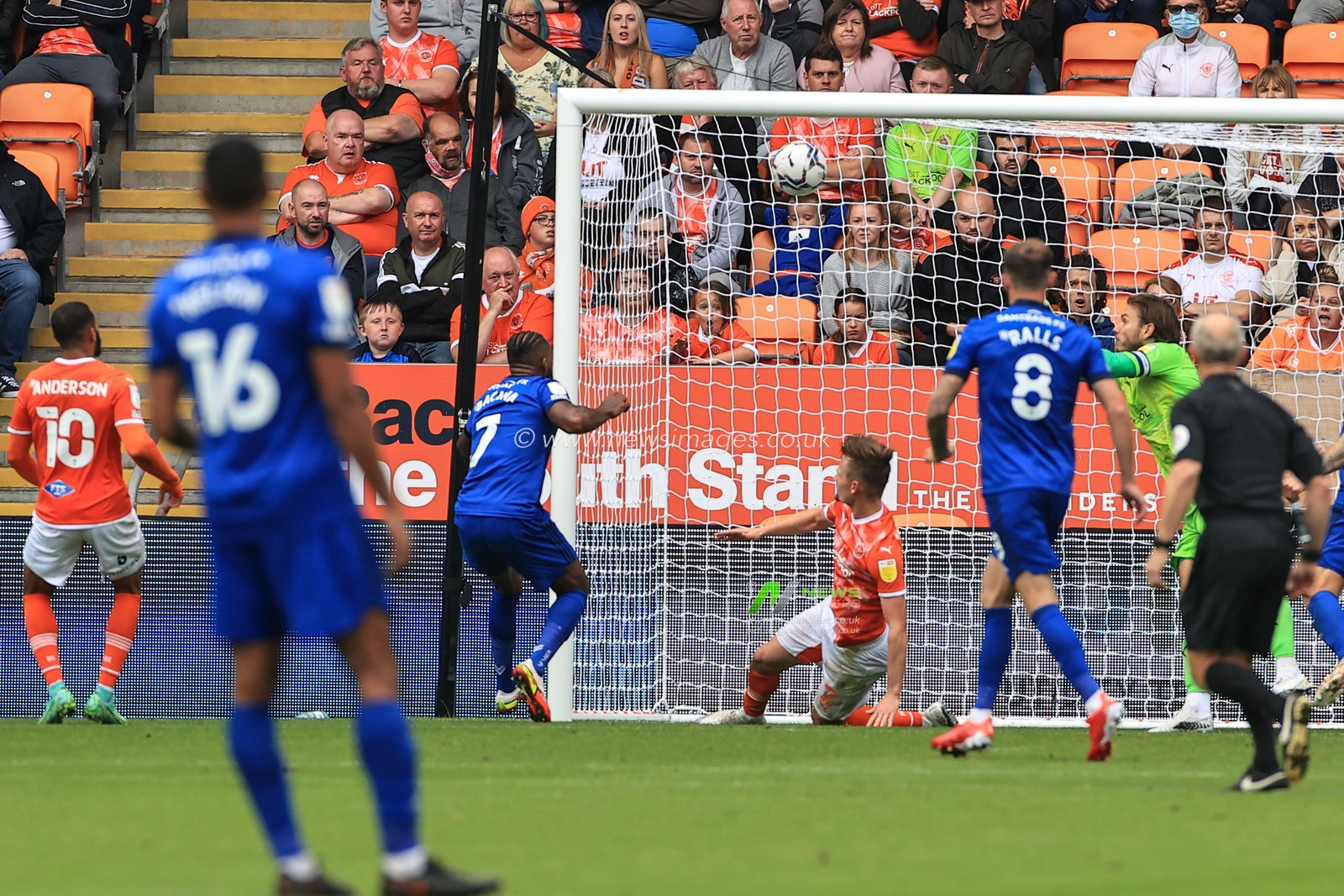 Leandro Bacuna #7 of Cardiff City scores to make it 0-1