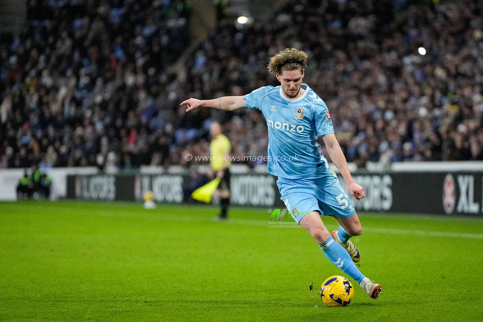 Jack Rudoni, of Coventry City crosses the ball during the Sky Bet Championship match Coventry City vs Swansea City at Coventry Building Society Arena, Coventry, United Kingdom, 26th December 2025

(Photo by Maynard Manyowa/News Images)

*** GER AUT SUI OUT ***