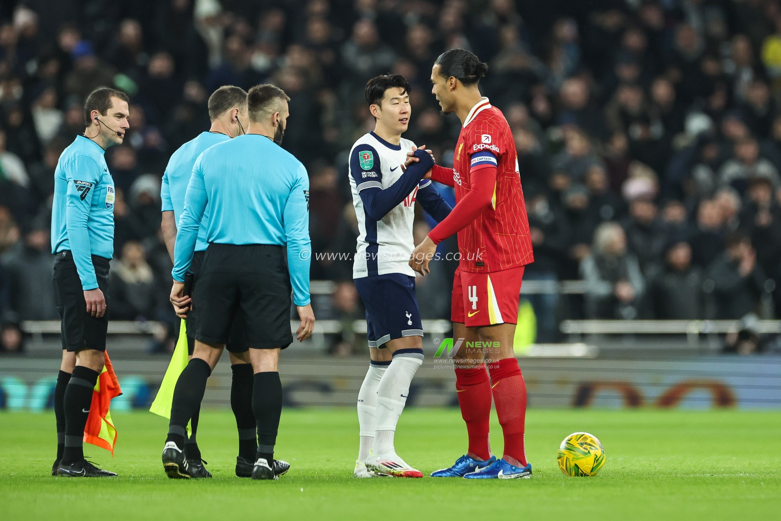 Son Heung-Min of Tottenham Hotspur and Virgil van Dijk of Liverpool shake hands ahead of the Carabao Cup Semi-Finals First Leg Tottenham Hotspur vs Liverpool at Tottenham Hotspur Stadium, London, United Kingdom, 8th January 2025

(Photo by Mark Cosgrove/News Images)