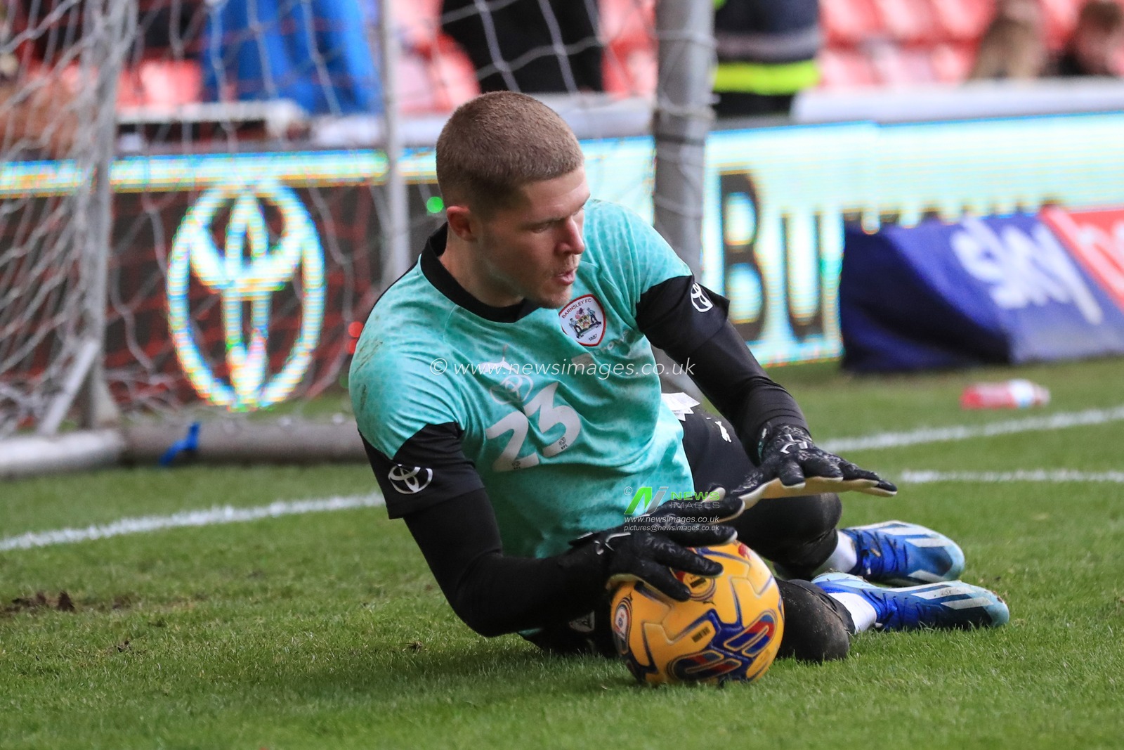 Ben Killip of Barnsley in the pregame warmup session during the Sky Bet League 1 match Barnsley vs Wigan Athletic at Oakwell, Barnsley, United Kingdom, 1st January 2024

(Photo by Alfie Cosgrove/News Images)