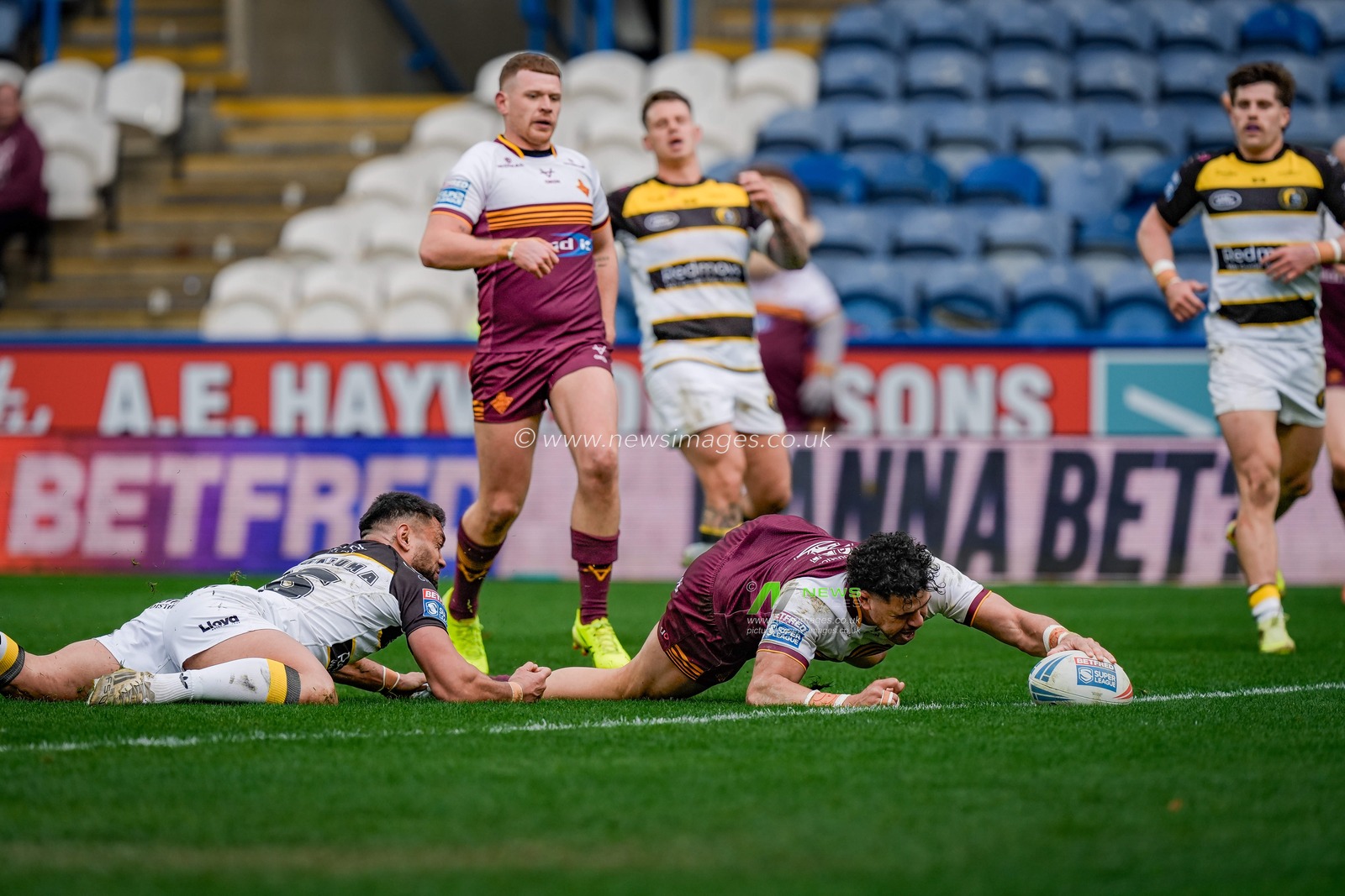 Jacob Gagai of Huddersfield Giants goes over for a try during the Betfred Super League round 7 match Huddersfield Giants vs York Knights at Accu Stadium, Huddersfield, United Kingdom on 04 April 2026

(Photo by Maynard Manyowa/News Images)