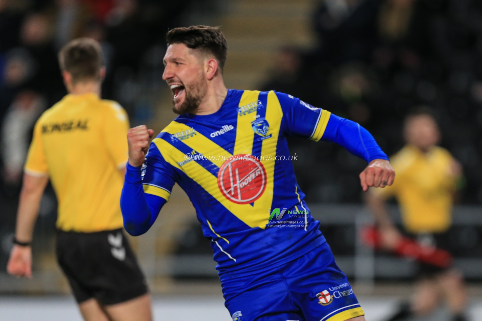 12th March 2020, KCOM Stadium, Hull, England; Betfred Super League, Hull FC v Warrington Wolves : Gareth Widdop (7) of Warrington Wolves celebrates his try