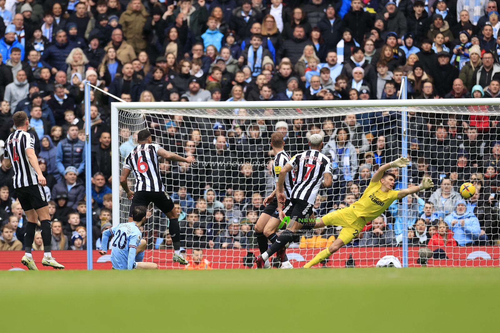 Bernardo Silva #20 of Manchester City scores to make it 2-0 during the Premier League match Manchester City vs Newcastle United at Etihad Stadium, Manchester, United Kingdom, 4th March 2023

(Photo by Conor Molloy/News Images)