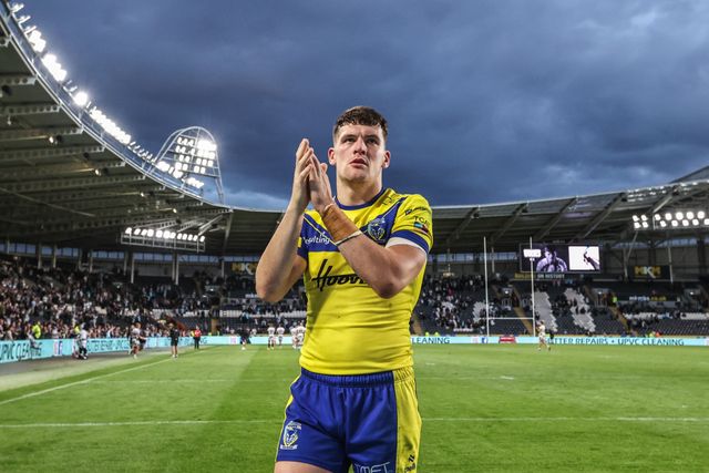 Josh Thewlis of Warrington Wolves applauds the fans after the game during the Betfred Super League Round 26 match Hull FC vs Warrington Wolves at MKM Stadium, Hull, United Kingdom, 13th September 2025

(Photo by Alfie Cosgrove/News Images)