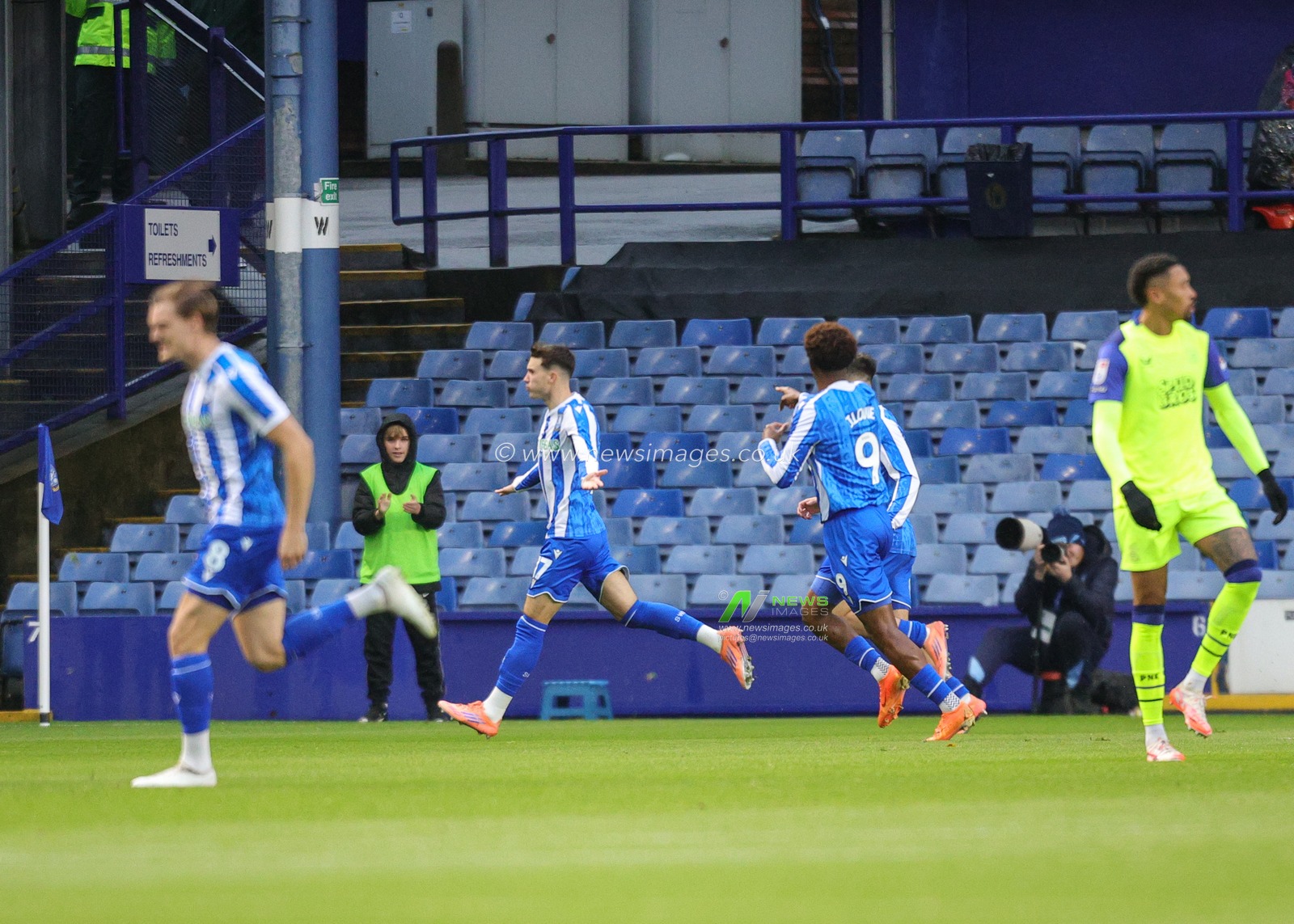 Charlie McNeill of Sheffield Wednesday celebrates his goal to make it  1-0 during the Sky Bet Championship match Sheffield Wednesday vs Preston North End at Hillsborough, Sheffield, United Kingdom, 29th November 2025

(Photo by Richard Bierton/News Images)

*** GER AUT SUI OUT ***