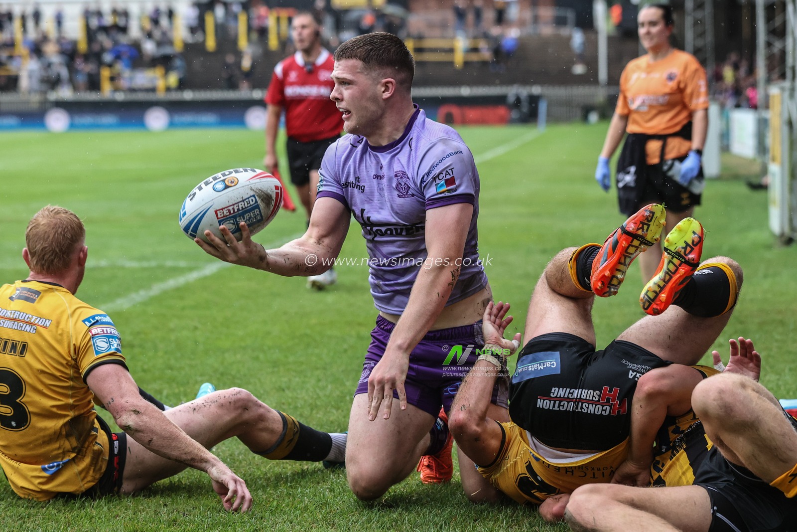 Jake Thewlis of Warrington Wolves celebrates his try during the Betfred Super League round 19 match Castleford Tigers vs Warrington Wolves at The Mend-A-Hose Jungle, Castleford, United Kingdom, 20th July 2025

(Photo by Alfie Cosgrove/News Images)