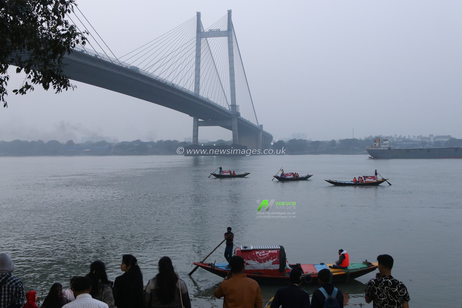 People take boat rides on  Ganga river and celebrate the 31st December  in Kolkata,India on December 31,2024. Pictures by Debajyoti Chakraborty.(Photo: Debajyoti Chakraborty/News Images)