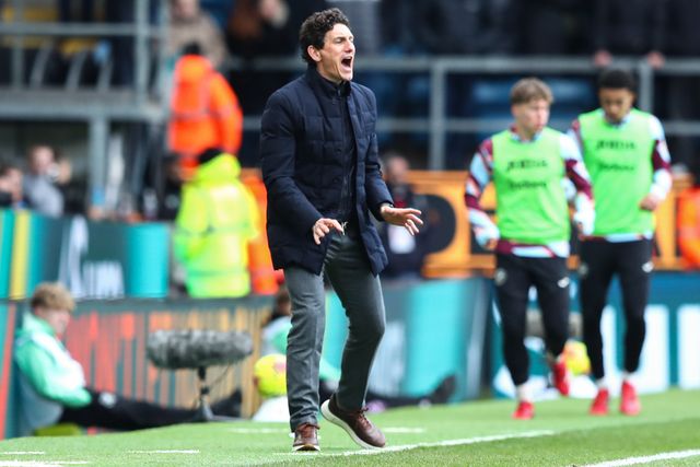 Keith Andrews manager of Brentford instructs team during the Premier League match Burnley vs Brentford at Turf Moor, Burnley, United Kingdom on 28 February 2026

(Photo by Jorge Horsted/News Images)