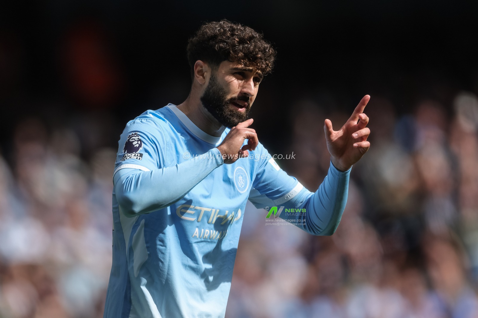 Josko Gvardiol of Manchester City gives his team instructions during the Premier League match Manchester City vs Coventry City at Etihad Stadium, Manchester, United Kingdom on 05 September 2026

(Photo by Mark Cosgrove/News Images)