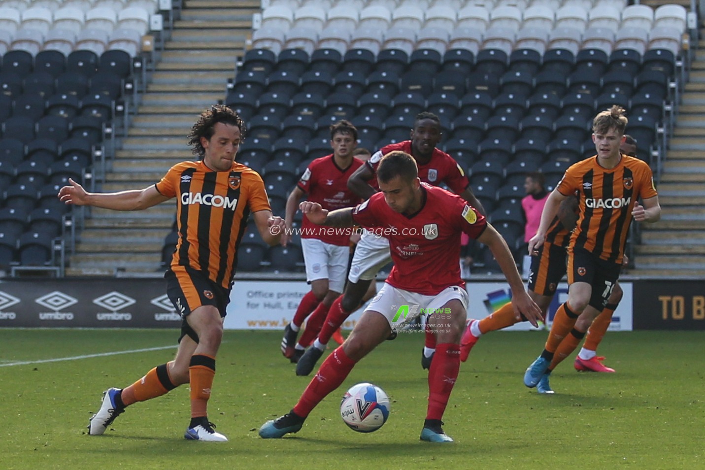 George Honeyman (10) of Hull City attempts to get past the defence