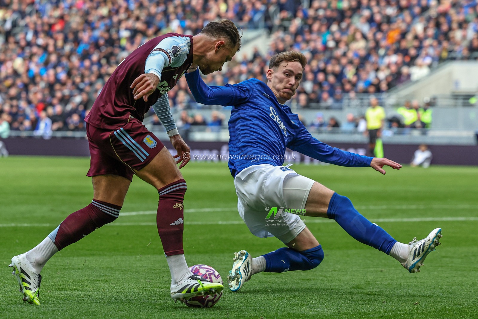 James Garner of Everton blocks ball from Matty Cash of Aston Villa during the Premier League match Everton vs Aston Villa at Hill Dickinson Stadium, Liverpool, United Kingdom, 13th September 2025

(Photo by Mark Cosgrove/News Images)