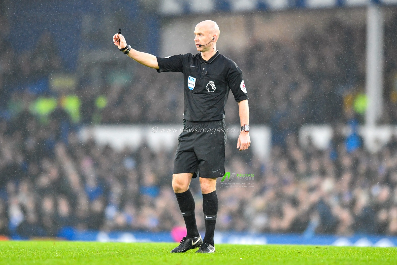 26th December 2019, Goodison Park, Liverpool, England; Premier League, Everton v Burnley : Referee Anthony Taylor requests that the players wait for the whistle

Credit: Simon Whitehead/News Images