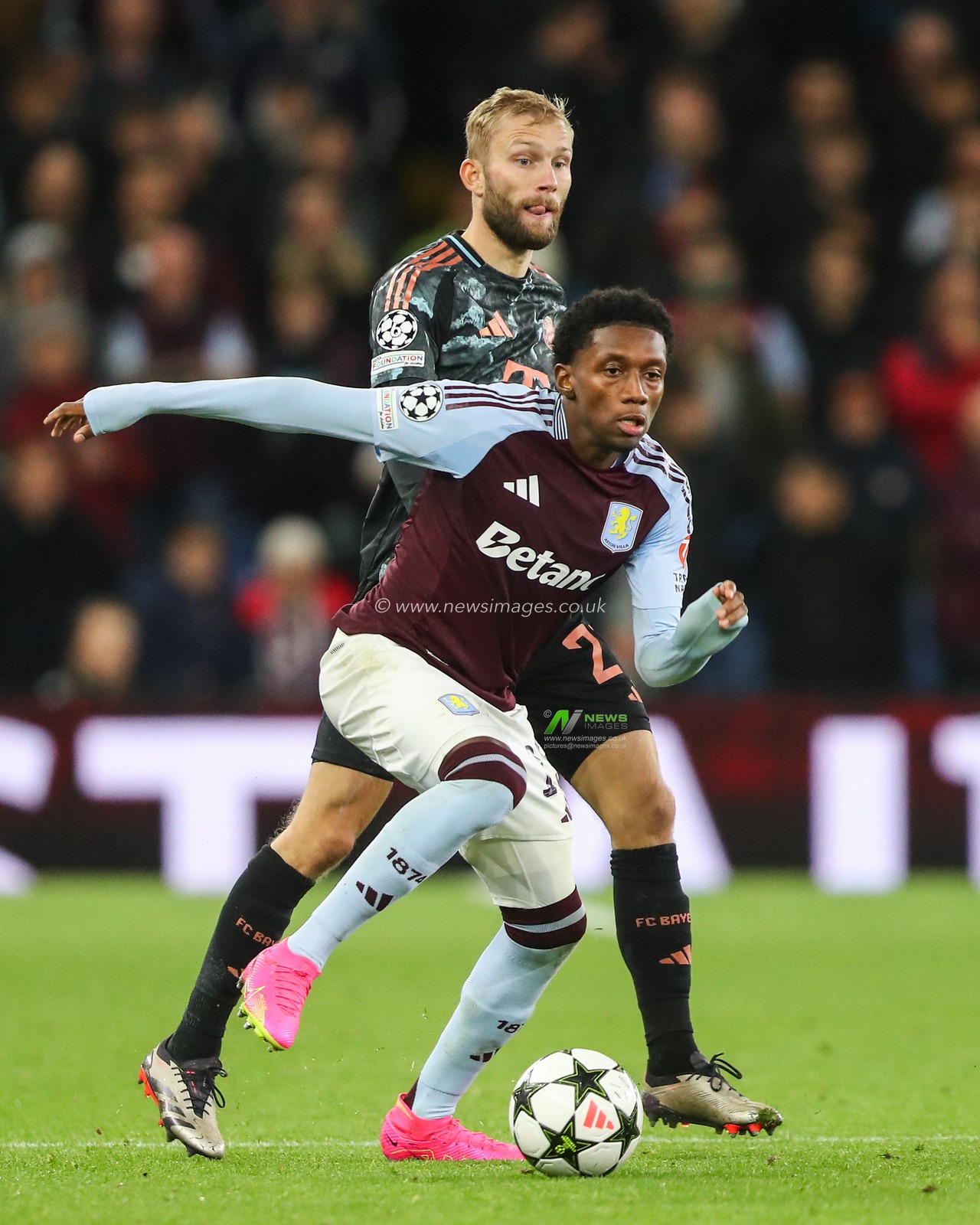 Jaden Philogene-Bidace of Aston Villa holds off Konrad Laimer of Bayern Munich during the UEFA Champions League League Stage match Aston Villa vs Bayern Munich at Villa Park, Birmingham, United Kingdom, 2nd October 2024

(Photo by Gareth Evans/News Images)