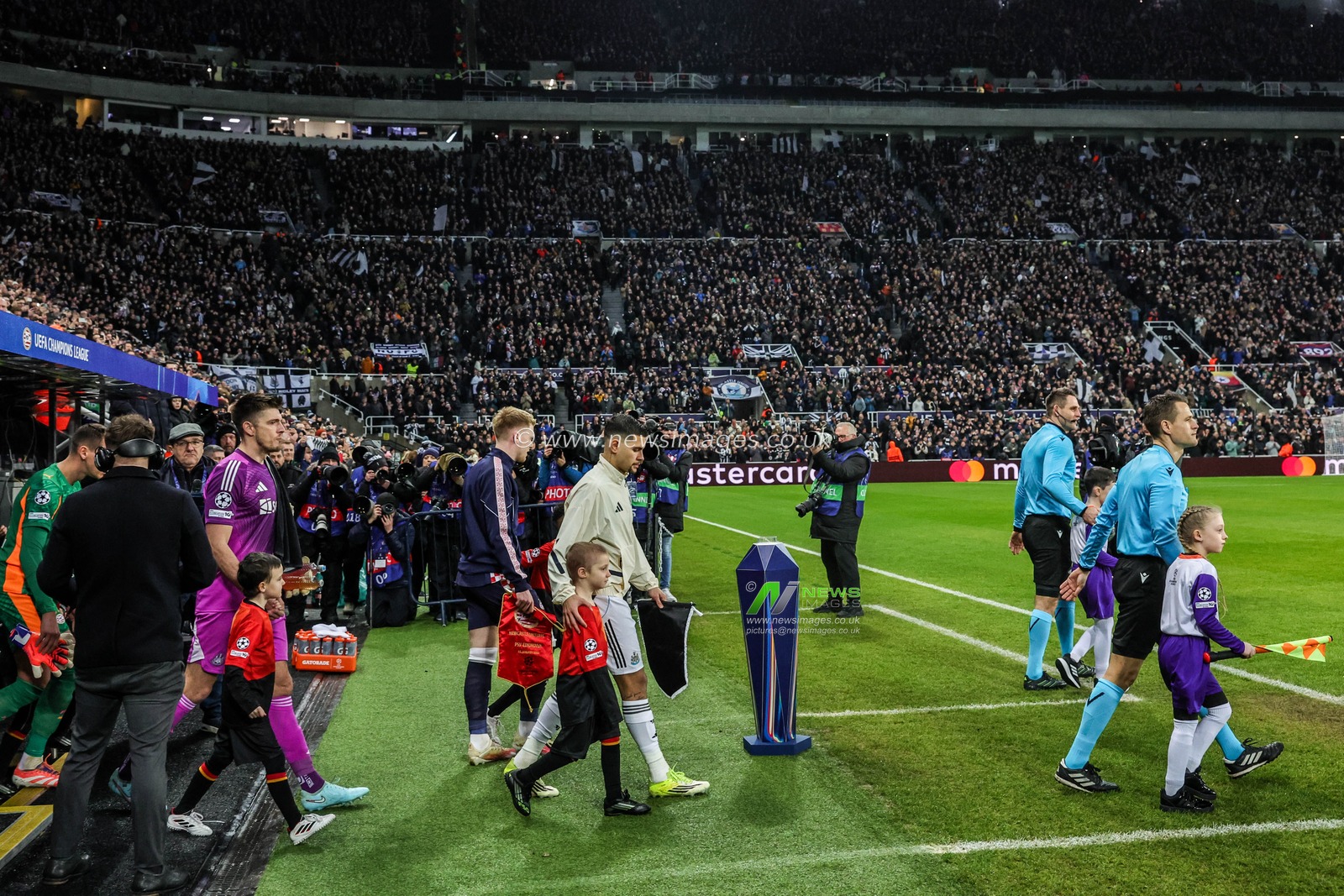 Bruno Guimaraes of Newcastle Untied leads out his team during the UEFA Champions League Matchday 7 of 8 Newcastle United v PSV Eindhovenn at St. James's Park, Newcastle, United Kingdom, 21st January 2026

(Photo by Mark Cosgrove/News Images)