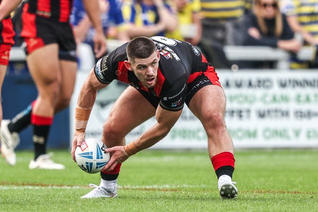 Danny Walker of Warrington Wolves passes the ball during the Betfred Super League round 26 match Wakefield Trinity vs Warrington Wolves at DIY Kitchens Stadium, Wakefield, United Kingdom on 05 September 2026

(Photo by Alfie Cosgrove/News Images)