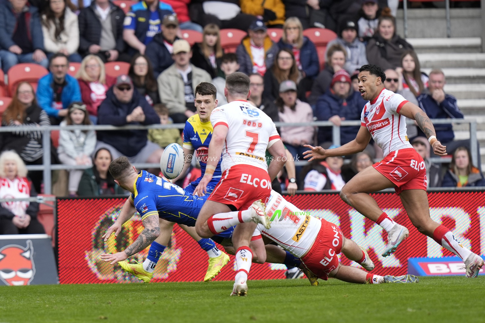 Connor Wrench of Warrington Wolves off loads the ball to Josh Thewlis of Warrington Wolves during the Betfred Challenge Cup Quarter Final match St Helens vs Warrington Wolves at Totally Wicked Stadium, St Helens, United Kingdom, 14th April 2024

(Photo by Steve Flynn/News Images)