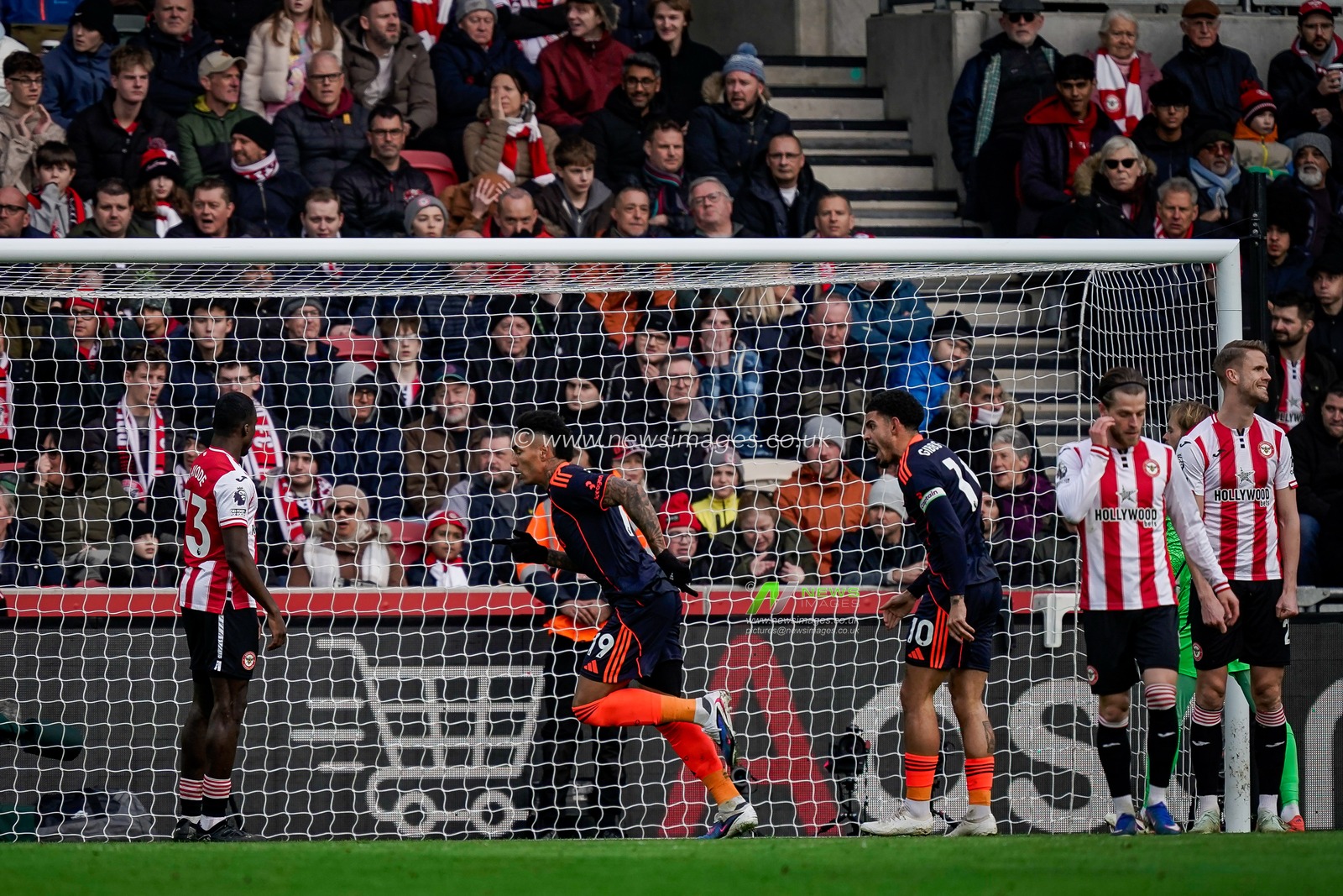 Igor Jesus of Nottingham Forest scores to make it   0-1 during the Premier League match Brentford vs Nottingham Forest at The Gtech Community Stadium, London, United Kingdom, 25th January 2026

(Photo by Maynard Manyowa/News Images)