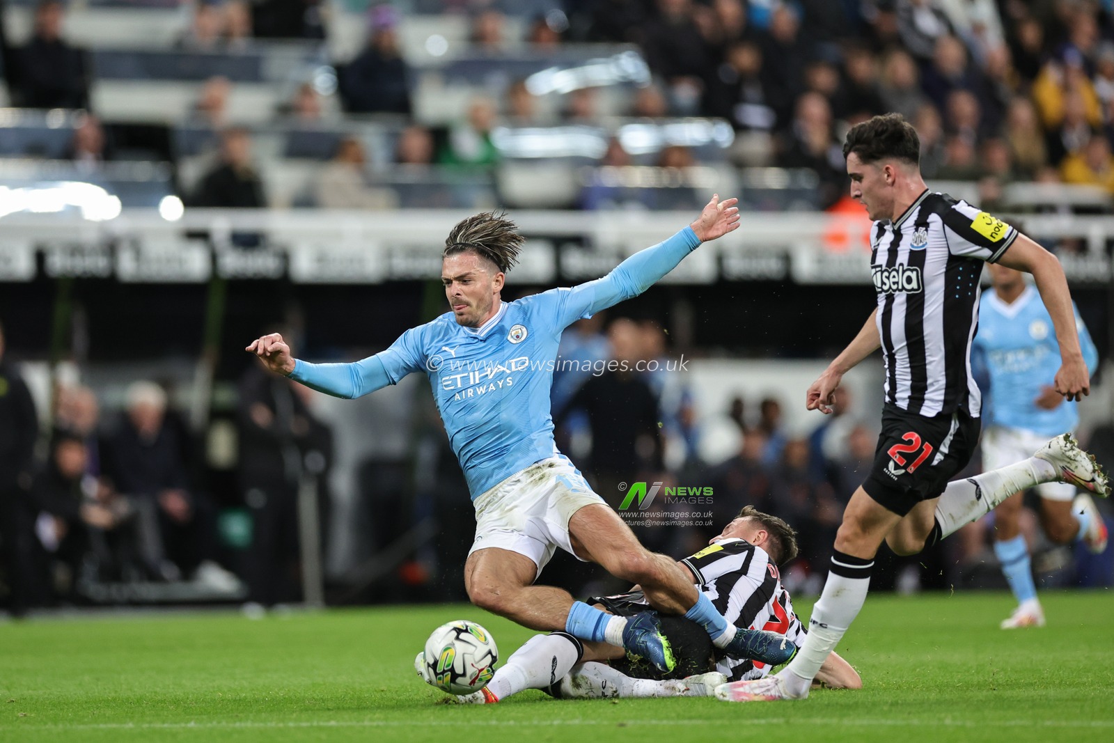 Jack Grealish #10 of Manchester City is tackled from behind by Paul Dummett #3 of Newcastle United during the Carabao Cup Third Round match Newcastle United vs Manchester City at St. James's Park, Newcastle, United Kingdom, 27th September 2023

(Photo by Mark Cosgrove/News Images)
