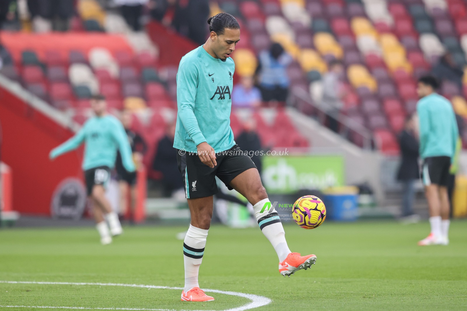 Virgil van Dijk of Liverpool in the pregame warmup session during the Premier League match Brentford vs Liverpool at The Gtech Community Stadium, London, United Kingdom, 18th January 2025

(Photo by Alfie Cosgrove/News Images)
