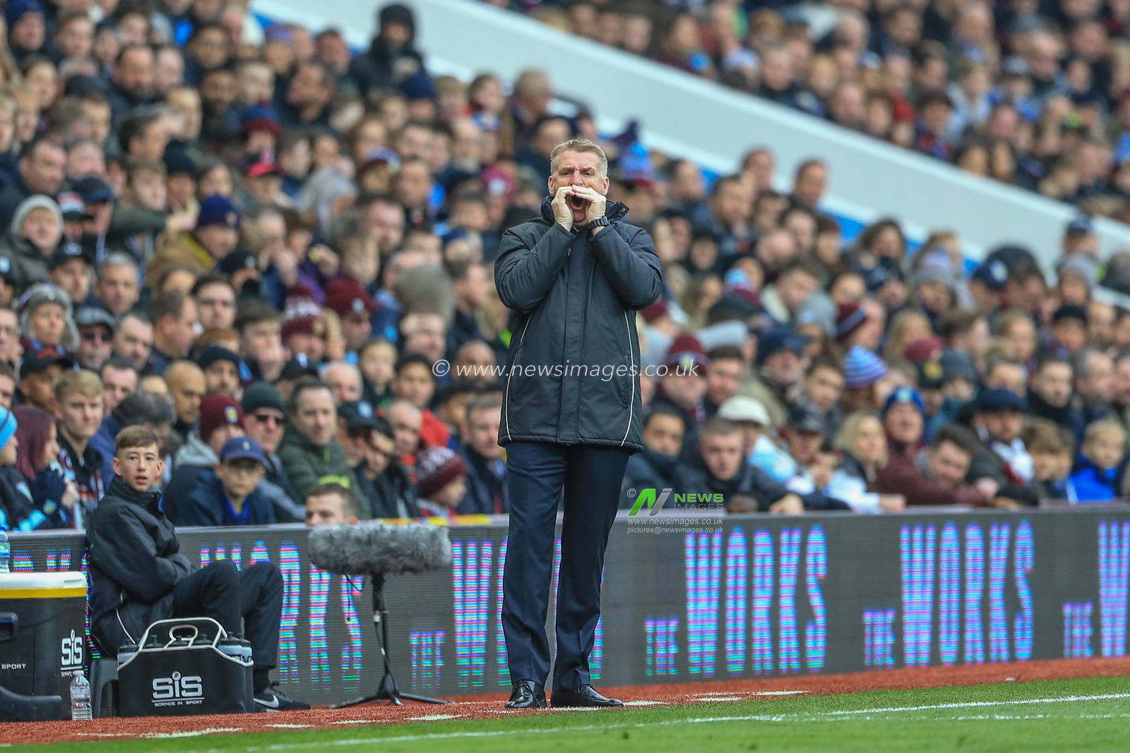 25th November 2018, Villa Park, Birmingham, England ; Sky Bet Championship, Aston Villa v Birmingham City : Dean Smith manager of Aston Villa gives out instructions

Credit: Mark Cosgrove/News Images

English Football League images are subject to DataCo Licence