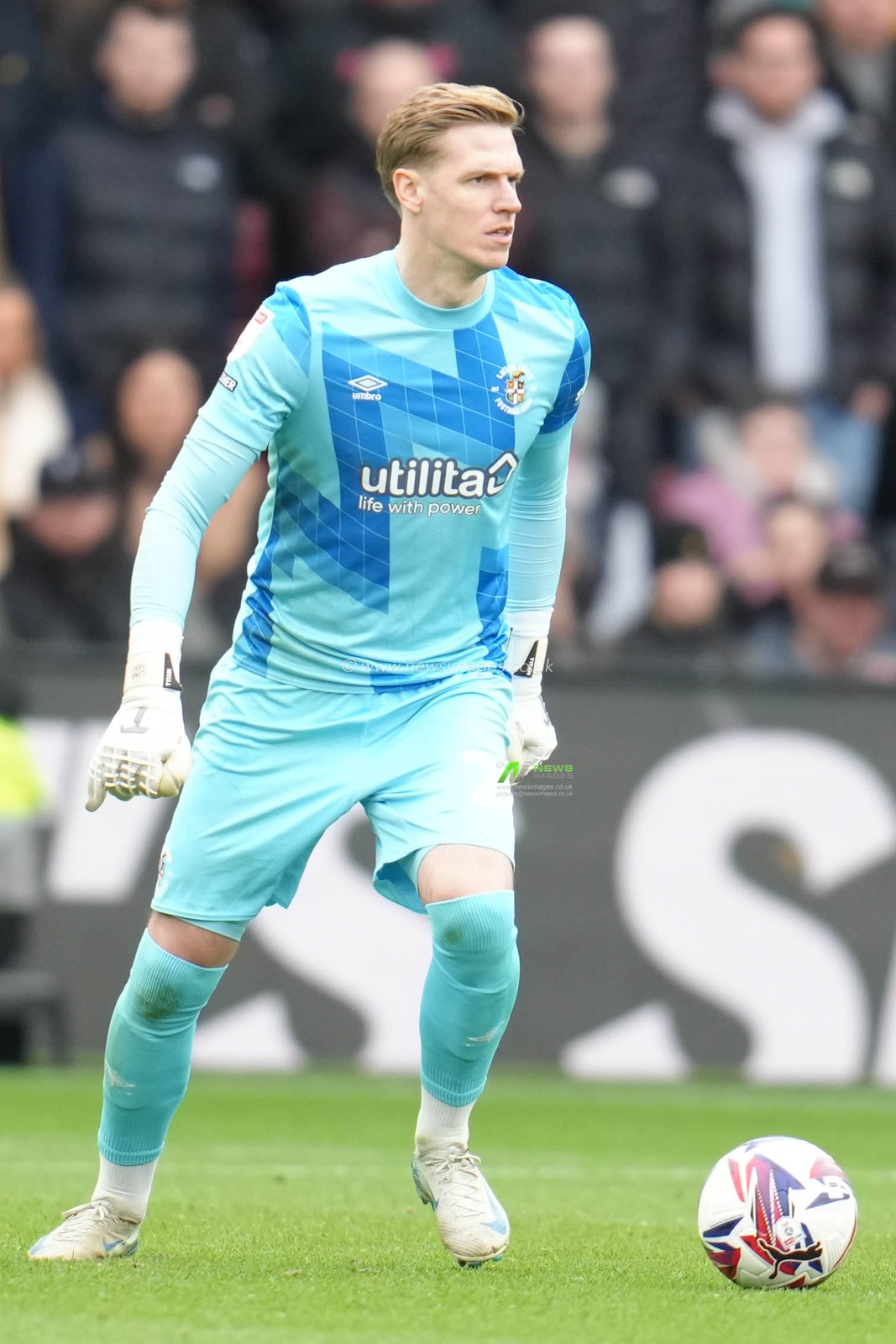 Thomas Kaminski of Luton Town during the Sky Bet Championship match Watford vs Luton Town at Vicarage Road, Watford, United Kingdom, 23rd February 2025

(Photo by Harvey Murphy/News Images)
