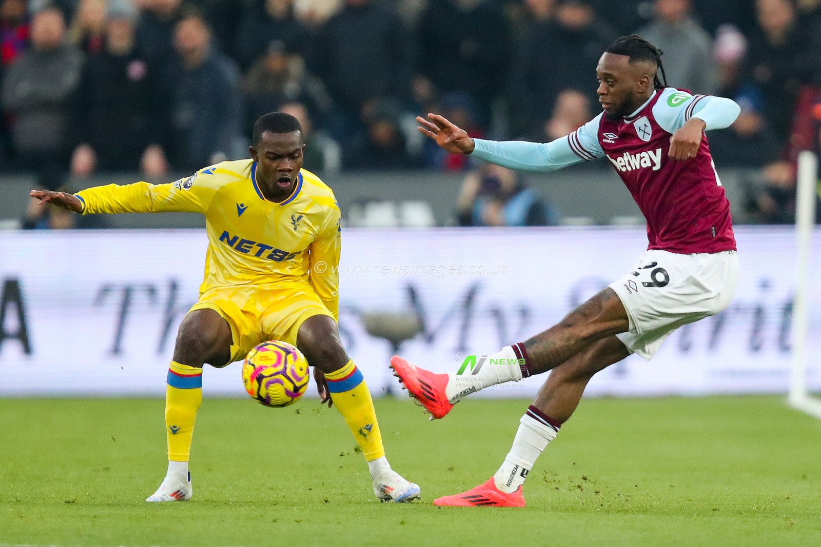 Aaron Wan-Bissaka of West Ham United crosses the ball during the Premier League match West Ham United vs Crystal Palace at London Stadium, London, United Kingdom, 18th January 2025

(Photo by Izzy Poles/News Images)