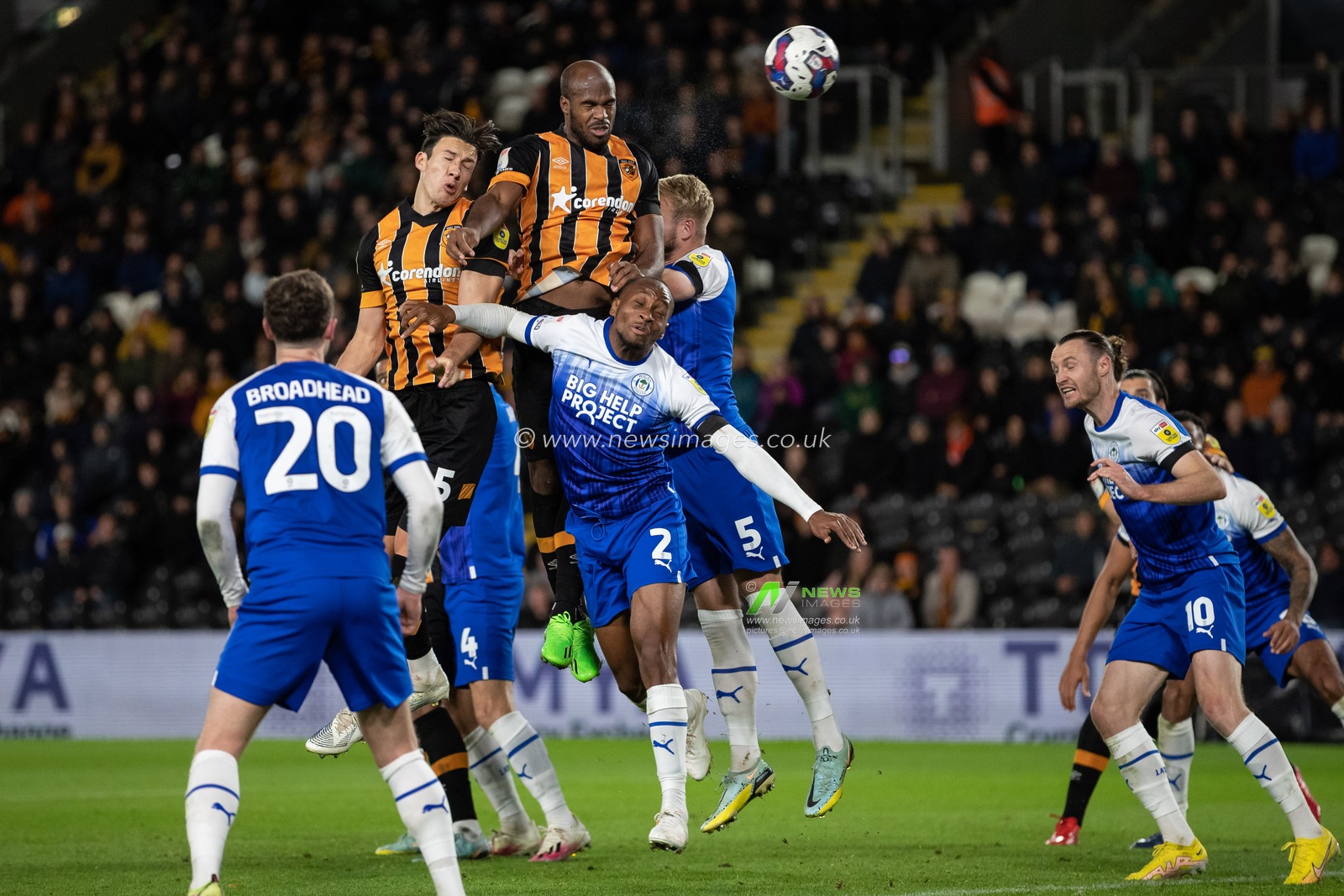 Ã“scar EstupiÃ±Ã¡n #19 of Hull City heads the ball at goal and scores to make it 2-1 in the second half of the Sky Bet Championship match Hull City vs Wigan Athletic at MKM Stadium, Hull, United Kingdom, 5th October 2022

(Photo by James Heaton/News Images)