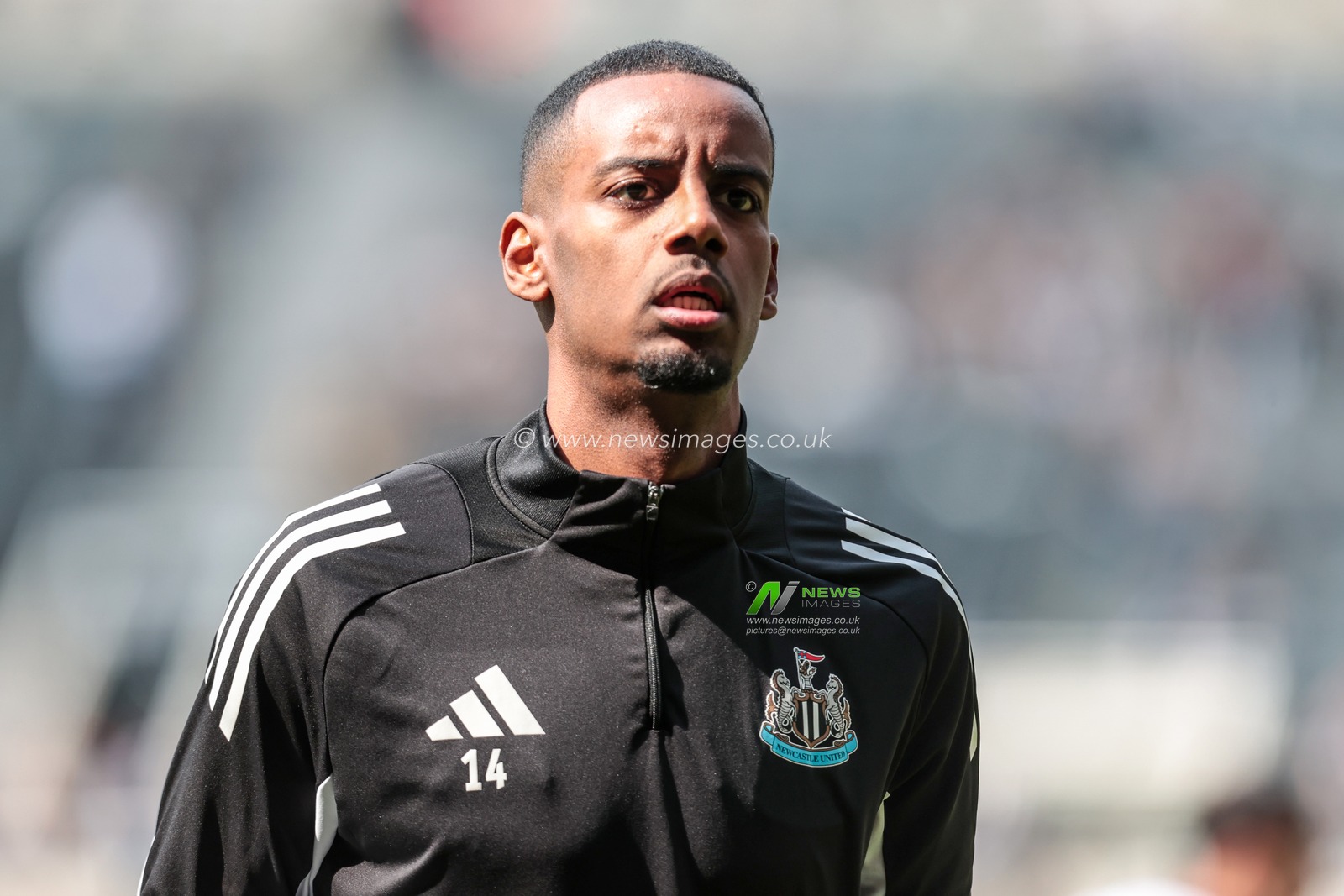 Alexander Isak of Newcastle United in the pregame warmup session during the Premier League match Newcastle United vs Ipswich Town at St. James's Park, Newcastle, United Kingdom, 25th April 2025

(Photo by Richard Bierton/News Images)