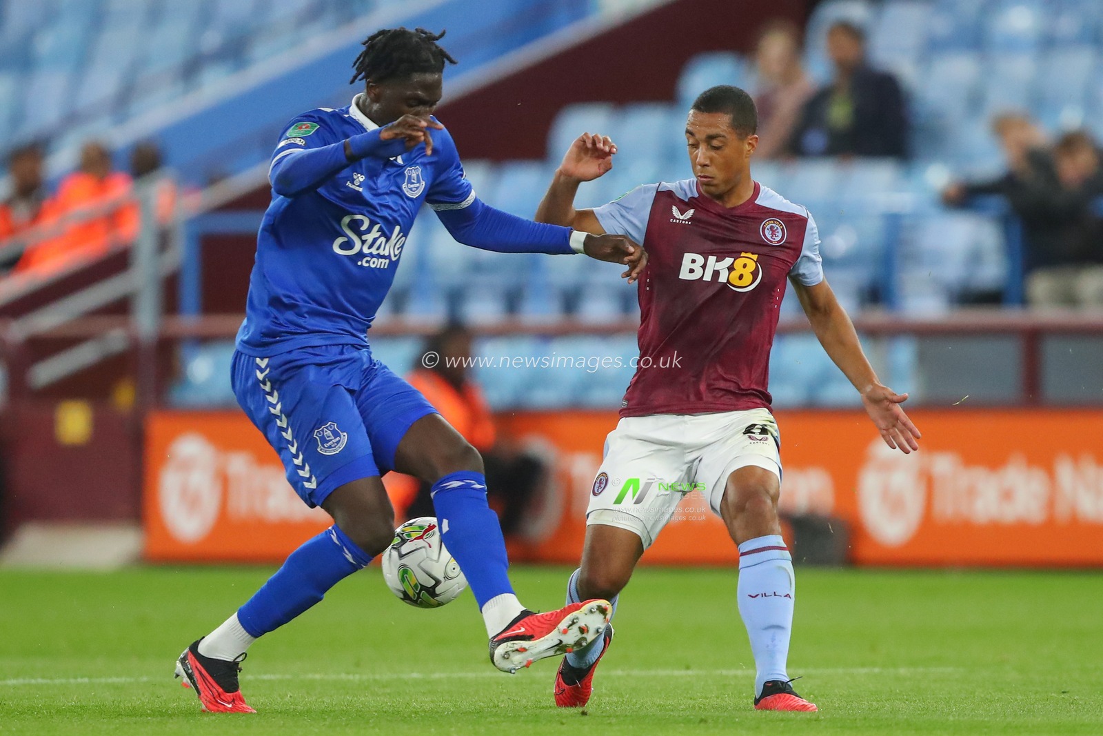 Amadou Onana #8 of Everton and Youri Tielemans #8 of Aston Villa battle for the ball during the Carabao Cup Third Round match Aston Villa vs Everton at Villa Park, Birmingham, United Kingdom, 27th September 2023

(Photo by Gareth Evans/News Images)