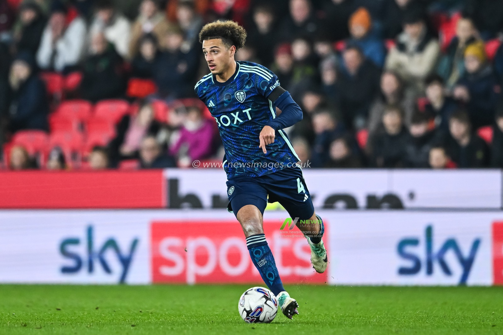 Ethan Ampadu #4 of Leeds United makes a break with the ball during the Sky Bet Championship match Stoke City vs Leeds United at Bet365 Stadium, Stoke-on-Trent, United Kingdom, 25th October 2023

(Photo by Craig Thomas/News Images)