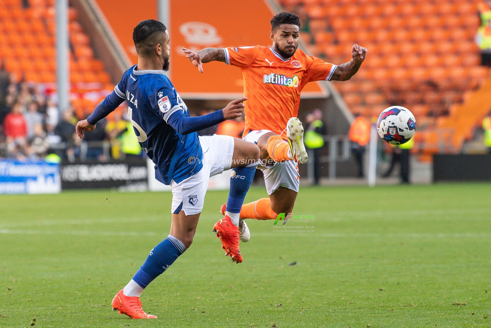 Liam Bridcutt #35 of Blackpool battles for the ball with ImrÃ¢n Louza #6 of Watford during the Sky Bet Championship match Blackpool vs Watford at Bloomfield Road, Blackpool, United Kingdom, 8th October 2022

(Photo by Craig Thomas/News Images)