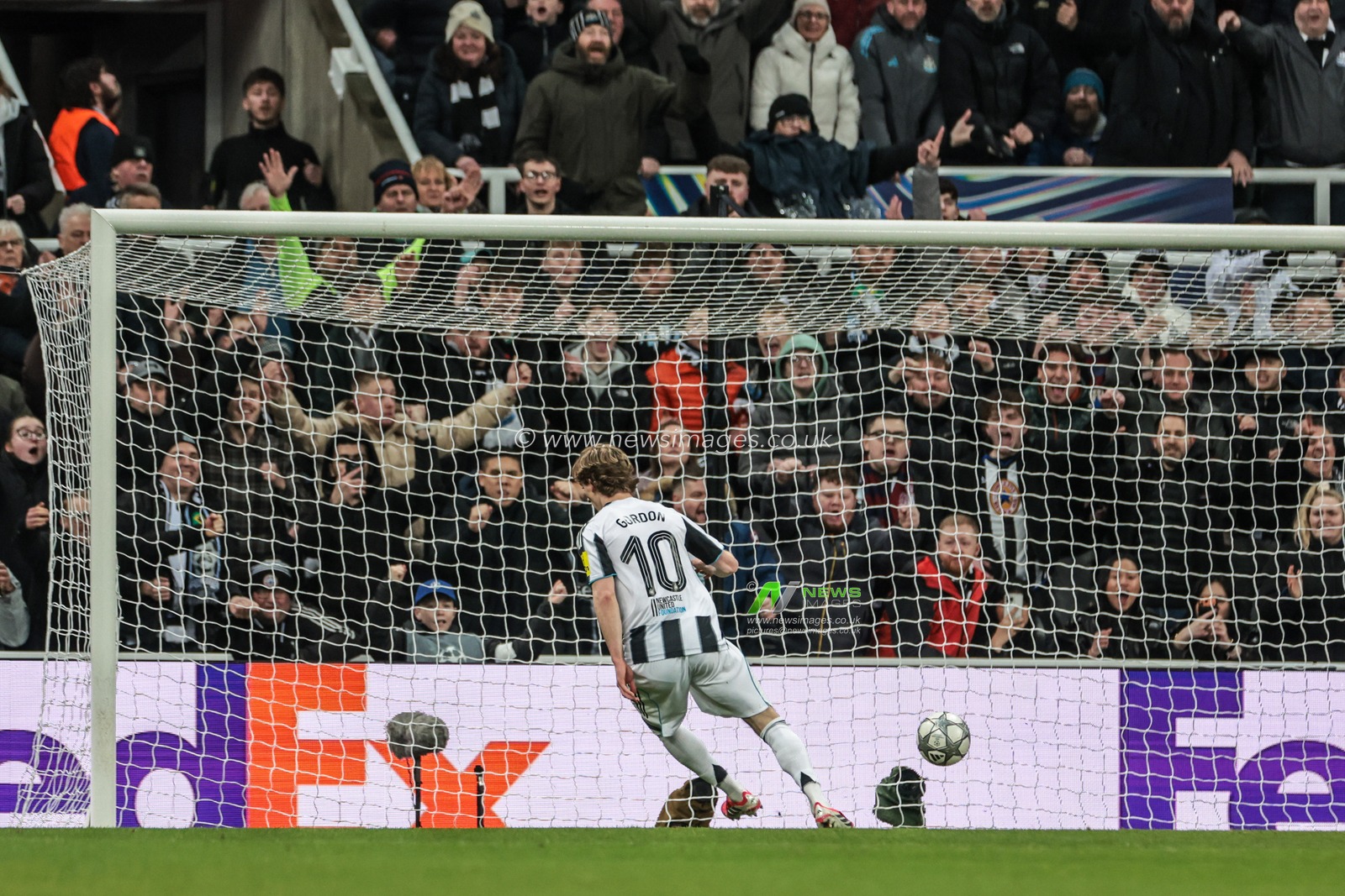 Anthony Gordon of Newcastle Untied scores to make it 2-0 during the UEFA Champions League Matchday 7 of 8 Newcastle United v PSV Eindhovenn at St. James's Park, Newcastle, United Kingdom, 21st January 2026

(Photo by Mark Cosgrove/News Images)