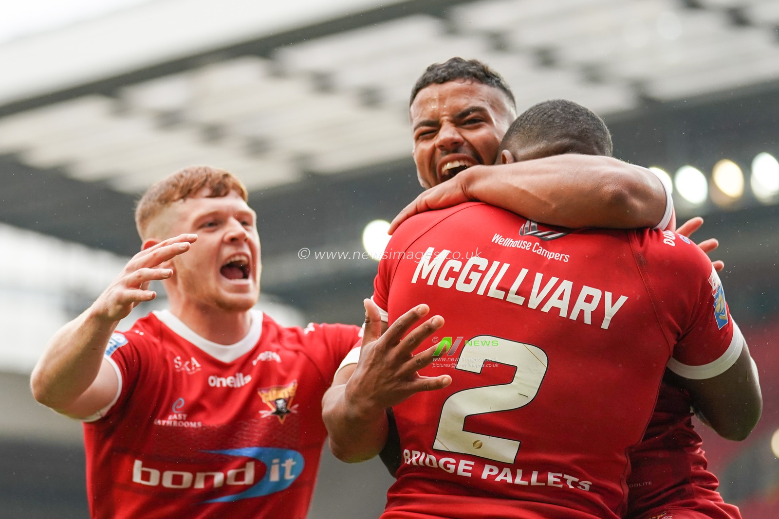Huddersfield Giants's Jermaine McGillvary celebrates scoring his sides eighth try with team mates


25th May 2019 , Anfield Stadium, Liverpool, England; Dacia Magic Weekend, Betfred Super League Round 16, Hull FC vs Huddersfield Giants ; 

Credit: Terry Donnelly/News Images