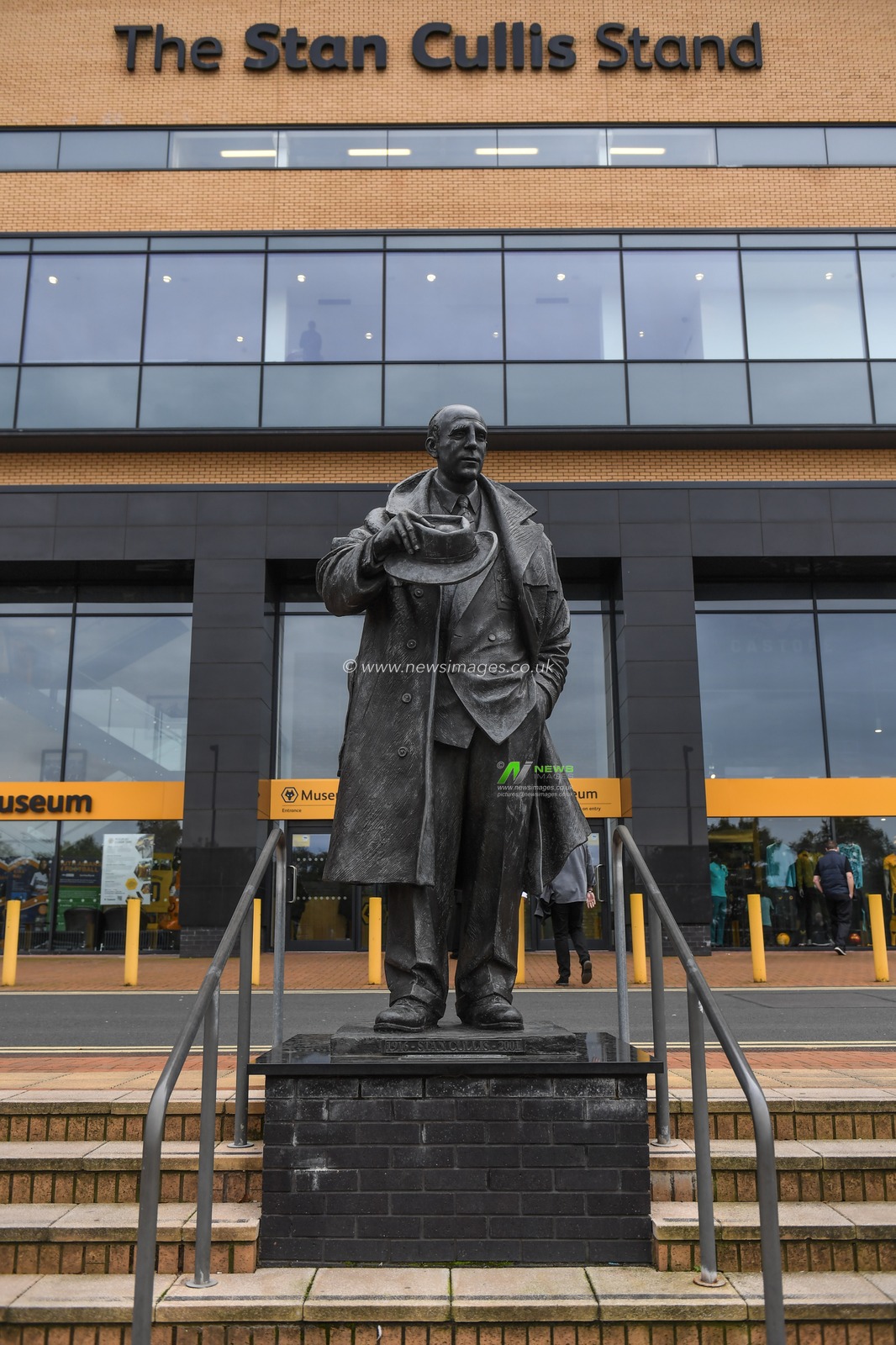 Stan Cullis Statue, General View of Molineux Stadium, Home of Wolverhampton Wanderers before the Premier League match Wolverhampton Wanderers vs Manchester City at Molineux, Wolverhampton, United Kingdom, 30th September 2023

(Photo by Mike Jones/News Images)