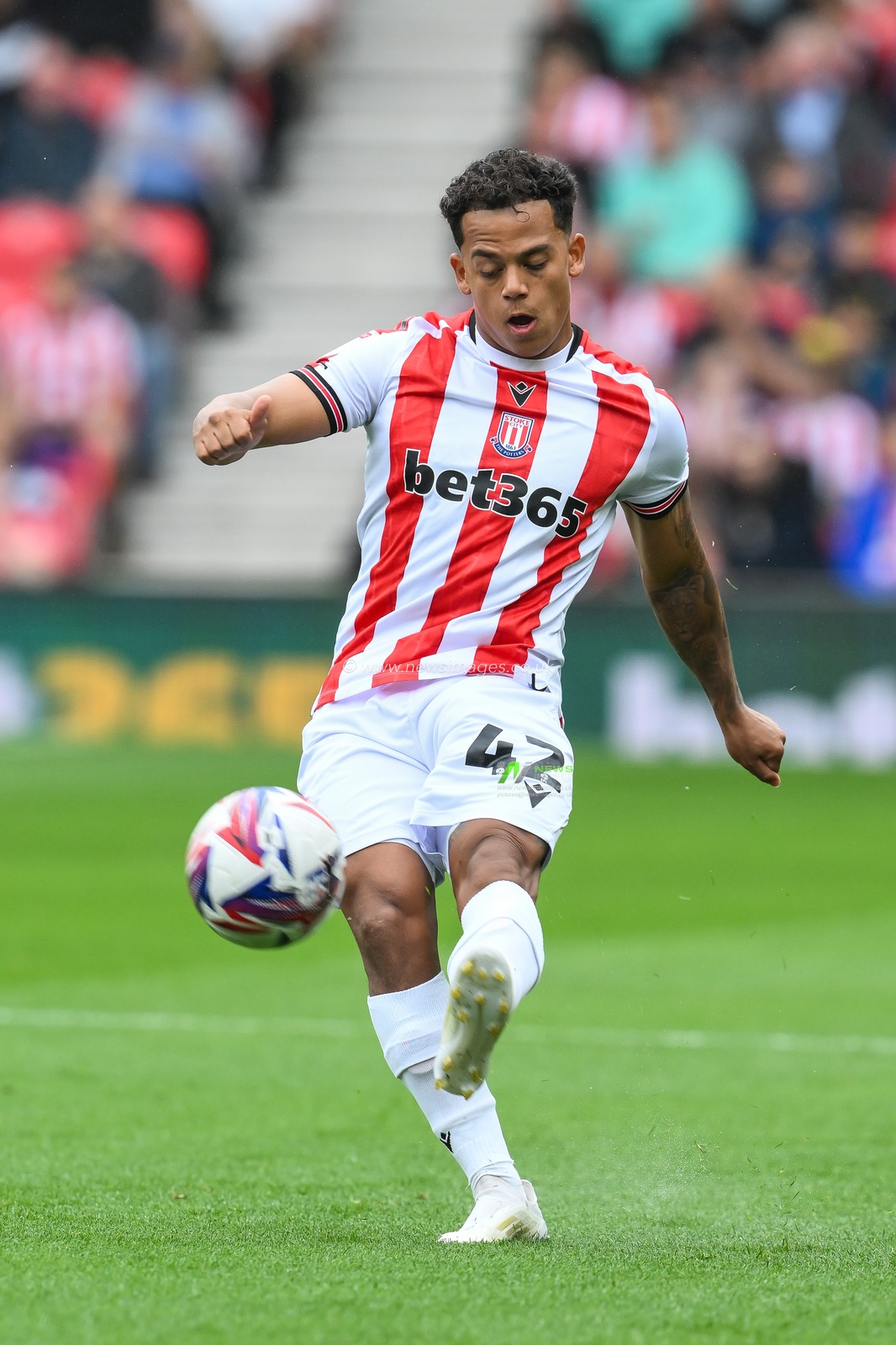 Million Manhoef of Stoke City crosses the ball during the Sky Bet Championship match Stoke City vs Coventry City at Bet365 Stadium, Stoke-on-Trent, United Kingdom, 10th August 2024

(Photo by Craig Thomas/News Images)