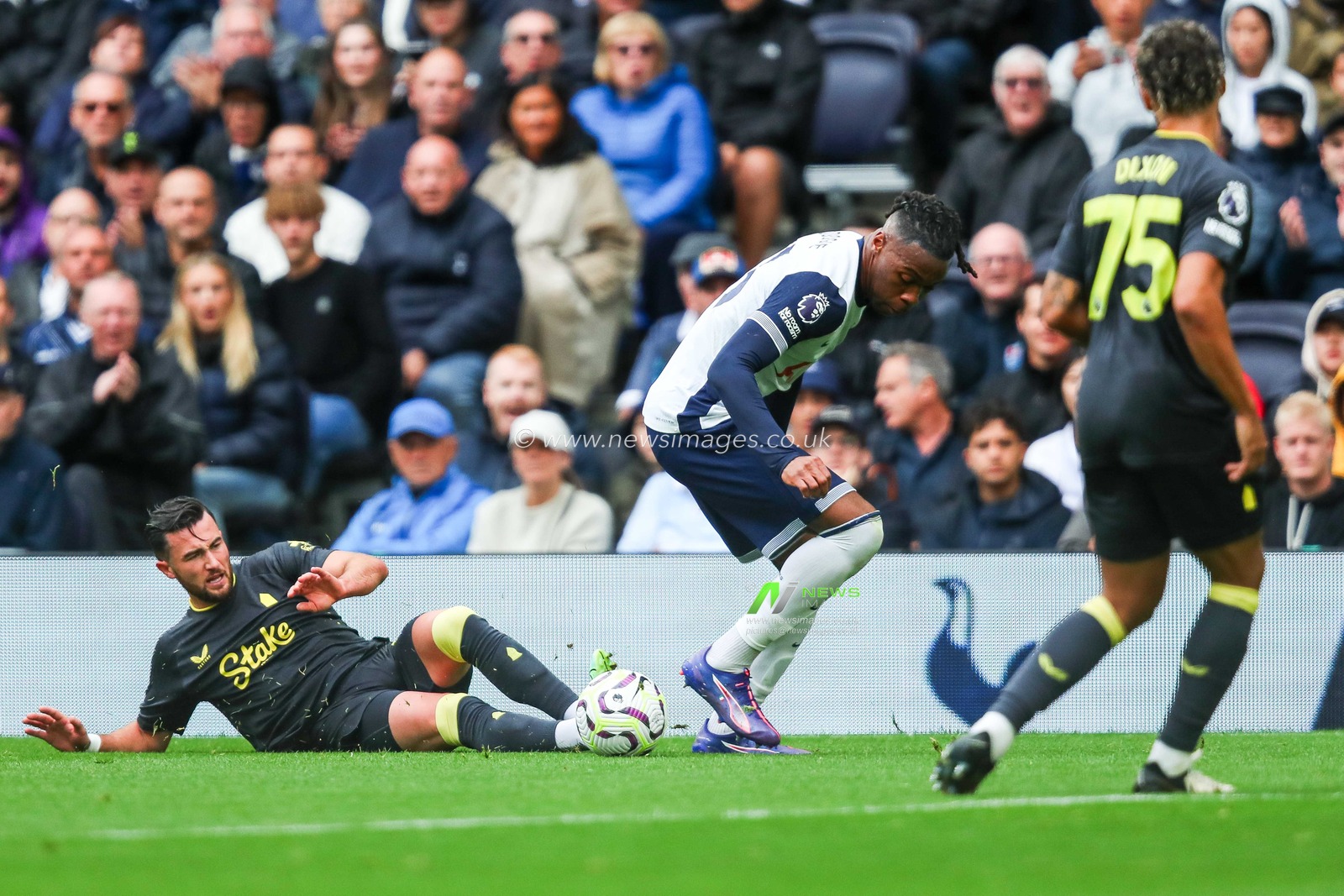 Destiny Udogie of Tottenham Hotspur fouls Jack Harrison of Everton during the Premier League match Tottenham Hotspur vs Everton at Tottenham Hotspur Stadium, London, United Kingdom, 24th August 2024

(Photo by Izzy Poles/News Images)