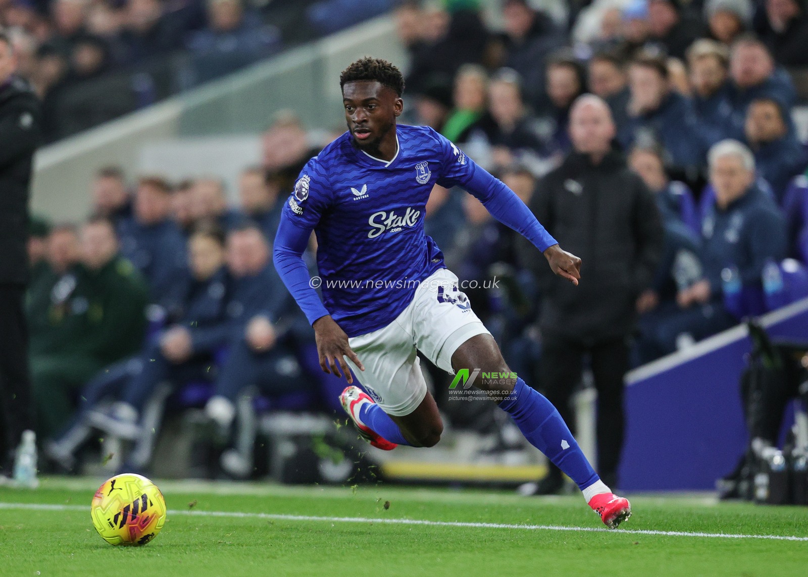 Tim Iroegbunam of Everton breaks with the ball during the Premier League match Everton vs Wolverhampton Wanderers at Hill Dickinson Stadium, Liverpool, United Kingdom, 7th January 2026

(Photo by Richard Bierton/News Images)

*** GER AUT SUI OUT ***