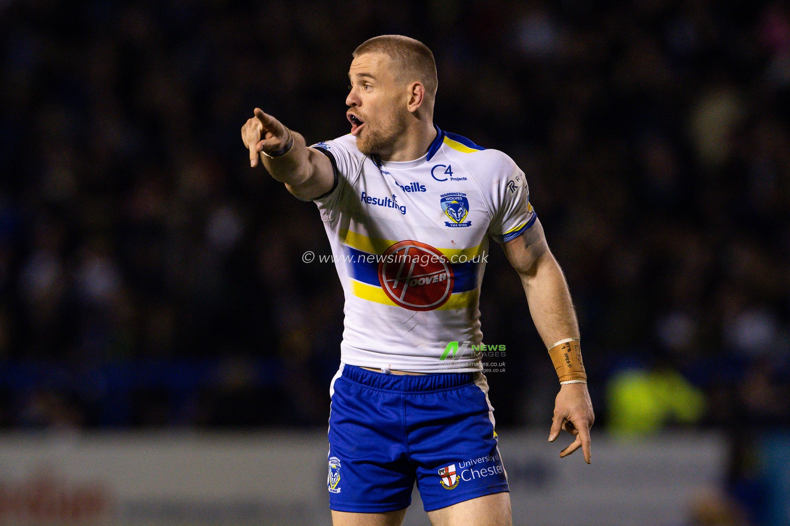Matt Dufty #1 of Warrington Wolves gives his team instructions during the Betfred Super League Round 1 match Warrington Wolves vs Leeds Rhinos at Halliwell Jones Stadium, Warrington, United Kingdom, 16th February 2023

(Photo by Craig Thomas/News Images)