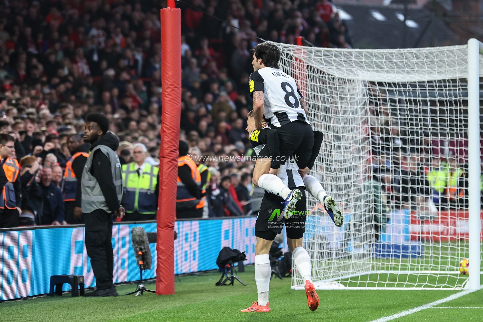 Harvey Barnes of Newcastle celebrates his goal to make it 1-3 during the Premier League match Nottingham Forest vs Newcastle United at City Ground, Nottingham, United Kingdom, 10th November 2024

(Photo by Alfie Cosgrove/News Images)