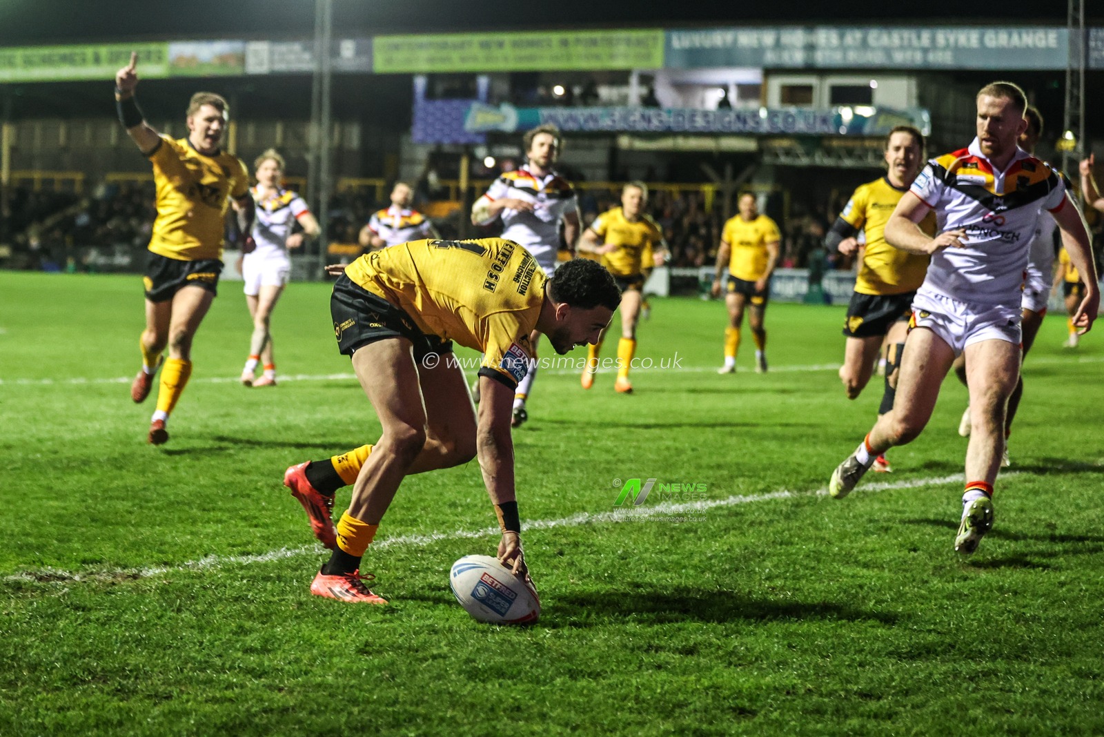 Darnell McIntosh of Castleford Tigers goes over for a try during the Betfred Super League round 6 match Castleford Tigers vs Bradford Bulls at OneBore Stadium, Castleford, Untied Kingdom on 26 March 2026

(Photo by Alfie Cosgrove/News Images)