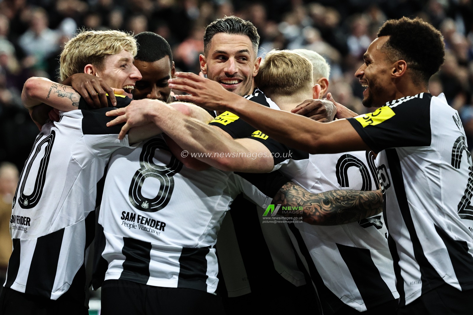 Sandro Tonali of Newcastle United celebrates his goal to make it 2-0 during the Carabao Cup Quarter Final Newcastle United vs Brentford at St. James's Park, Newcastle, United Kingdom, 18th December 2024

(Photo by Mark Cosgrove/News Images)