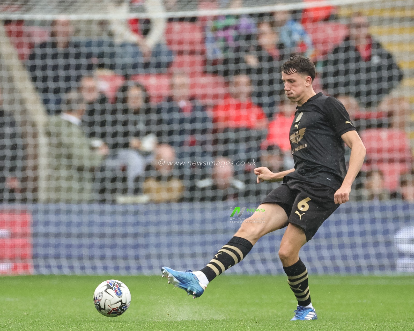 MaÃ«l de Gevigney #6 of Barnsley passes during the Sky Bet League 1 match Leyton Orient vs Barnsley at Matchroom Stadium, London, United Kingdom, 21st October 2023

(Photo by Mark Cosgrove/News Images)