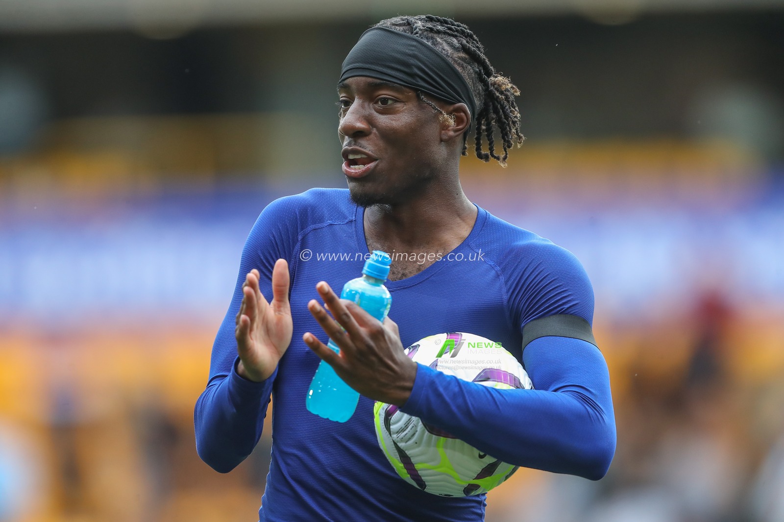 Noni Madueke of Chelsea applauds the away fans after the game during the Premier League match Wolverhampton Wanderers vs Chelsea at Molineux, Wolverhampton, United Kingdom, 25th August 2024

(Photo by Gareth Evans/News Images)