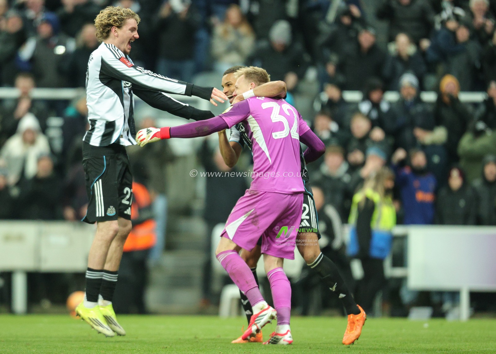 Newcastle United goalkeeper Aaron Ramsdale celebrates saving a penalty which wins the shootout during the Emirates FA Cup Third Round match Newcastle United vs Bournemouth at St. James's Park, Newcastle, United Kingdom, 10th January 2026

(Photo by Richard Bierton/News Images)