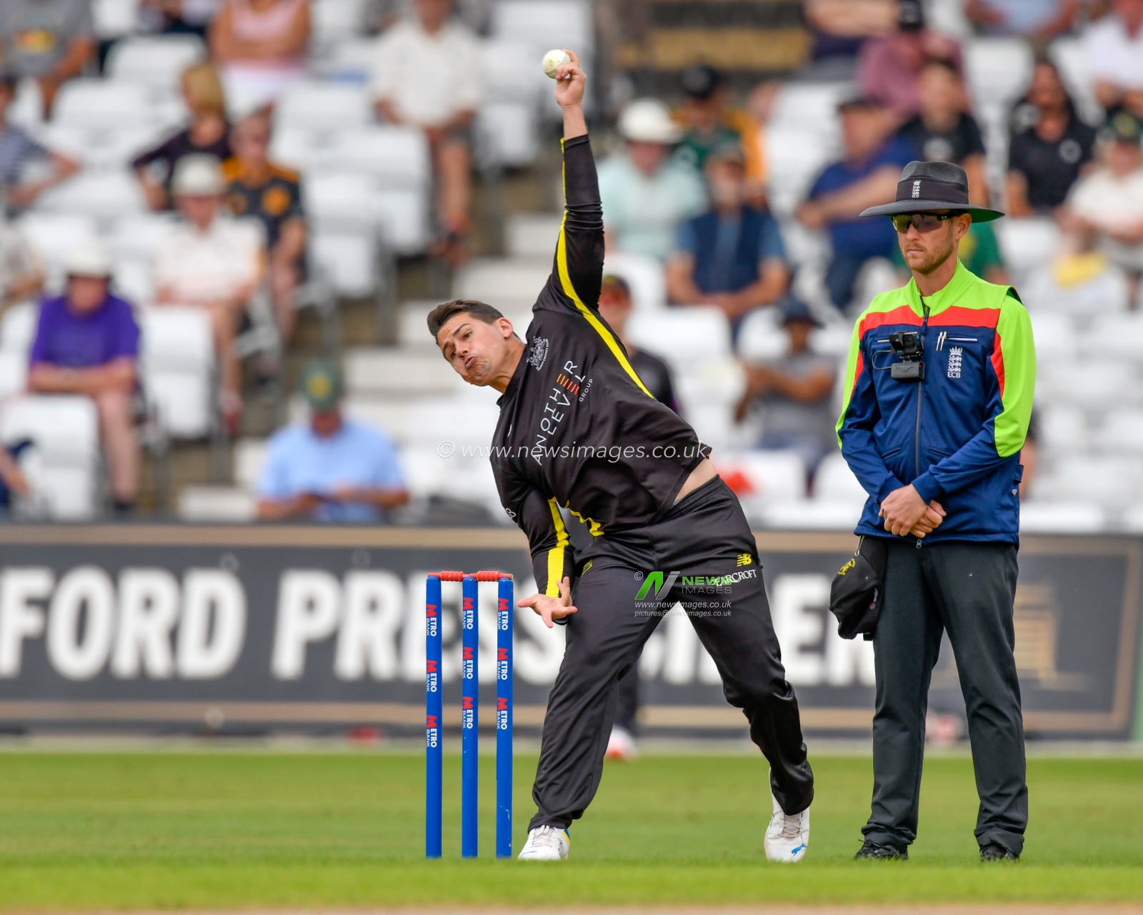 Graeme van BUUREN of Gloucestershire CCC bowling during the Royal London One-day Cup Group B match Nottinghamshire vs Gloucestershire at Trent Bridge, Nottingham, United Kingdom, 9th August 2024

(Photo by Mark Dunn/News Images)