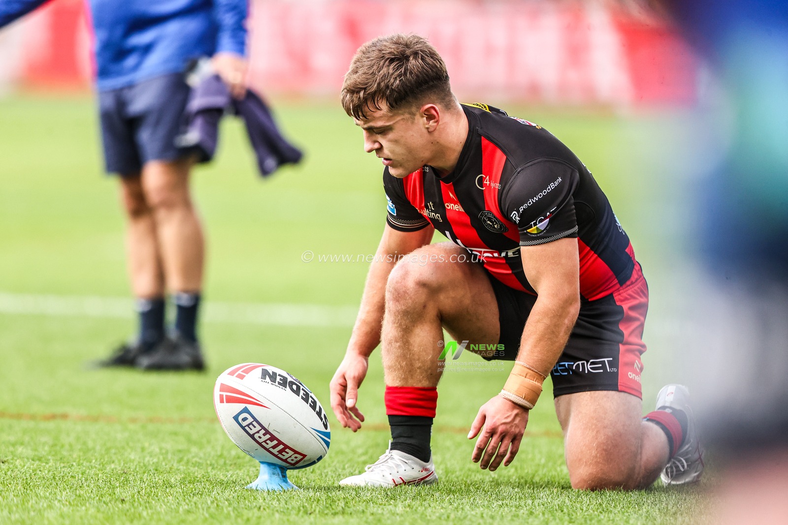 Leon Hayes of Warrington Wolves prepares to take a penalty during the Betfred Super League round 26 match Wakefield Trinity vs Warrington Wolves at DIY Kitchens Stadium, Wakefield, United Kingdom on 05 September 2026

(Photo by Alfie Cosgrove/News Images)