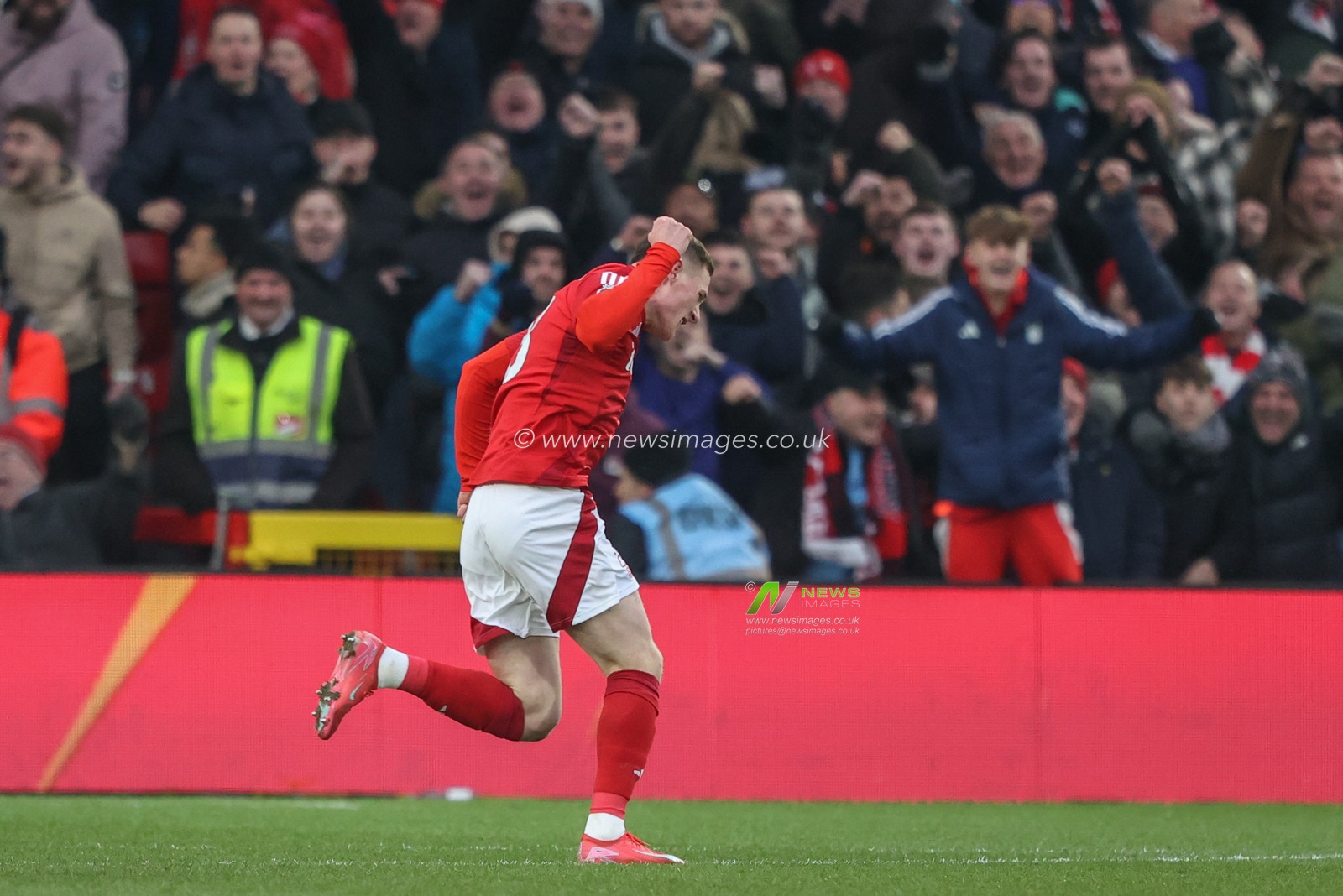 Elliot Anderson of Nottingham Forest celebrates his goal to make it 1-0 during the Premier League match Nottingham Forest vs Southampton at City Ground, Nottingham, United Kingdom, 19th January 2025

(Photo by Alfie Cosgrove/News Images)
