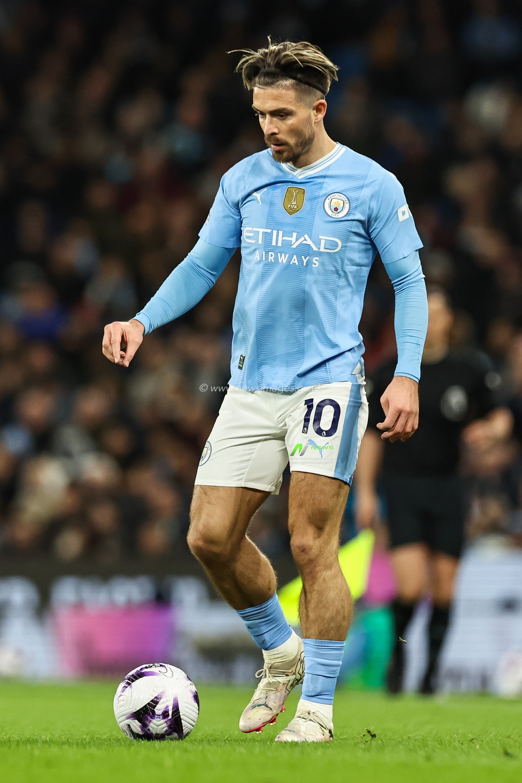 Jack Grealish of Manchester City makes a break with the ball during the Premier League match Manchester City vs Aston Villa at Etihad Stadium, Manchester, United Kingdom, 3rd April 2024

(Photo by Mark Cosgrove/News Images)