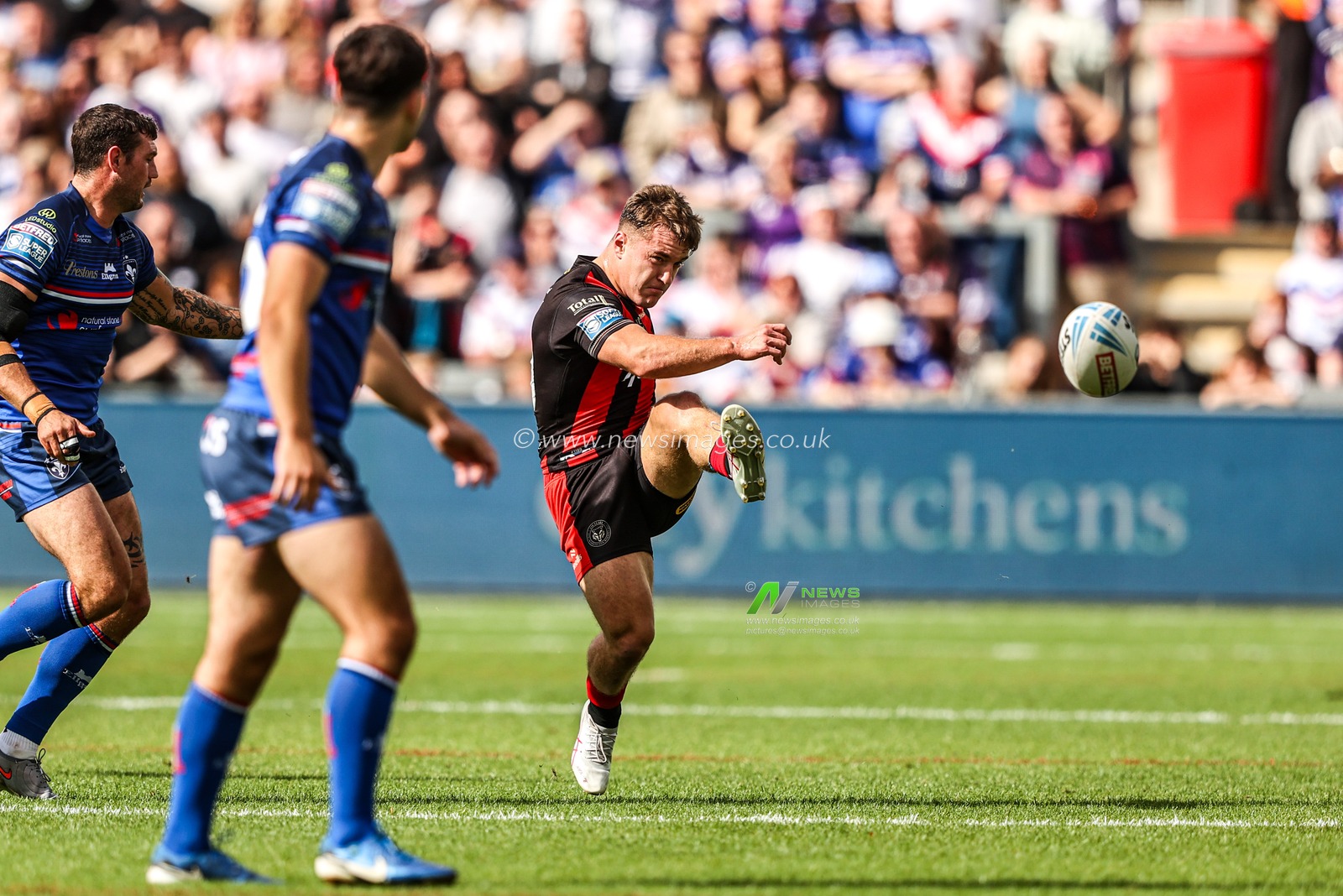 Leon Hayes of Warrington Wolves kicks the ball up field during the Betfred Super League round 26 match Wakefield Trinity vs Warrington Wolves at DIY Kitchens Stadium, Wakefield, United Kingdom on 05 September 2026

(Photo by Alfie Cosgrove/News Images)